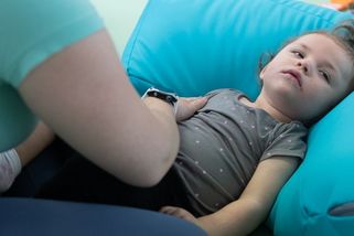 Dvouletá Victorka přežila brutální násilí. Pachatel dodnes není obviněn - Novinky